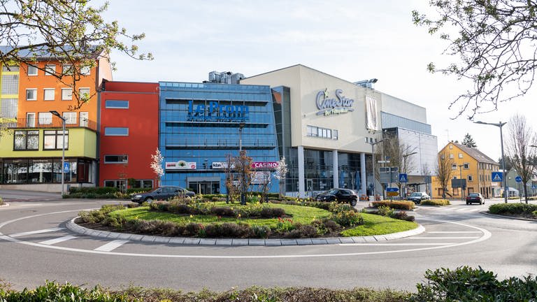Das Freizeitcenter Le Prom und das Cine Star Kino in Schwenningen, im Vordergrund ein Kreisverkehr vor den Gebäuden.