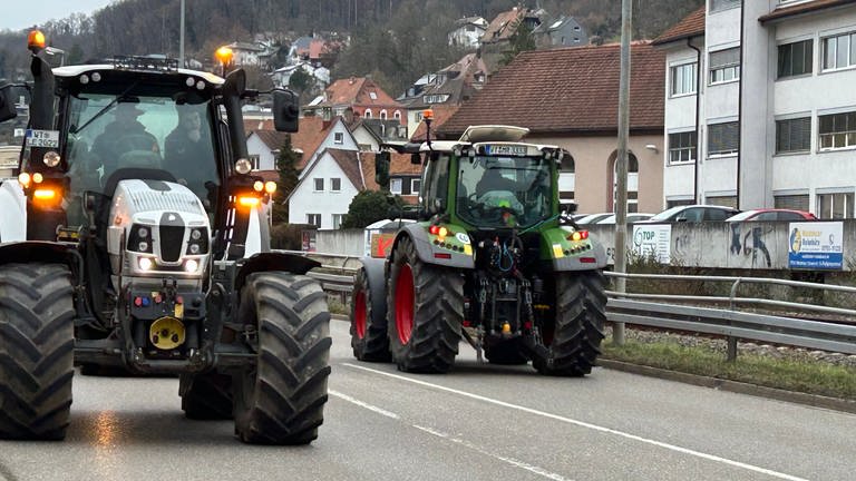 Auch in Waldshut-Tiengen ziehen Landwirtinnen und Landwirte lautstark auf die Straße. Auf der B34 kommt es zu Staus und Verkehrsbehinderungen. 