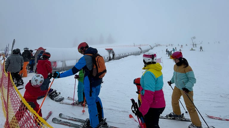 Das Liftangebot war zeitweise einegschränkt. Skifahrerinnen- und fahrer am Feldberg (Foto: SWR)