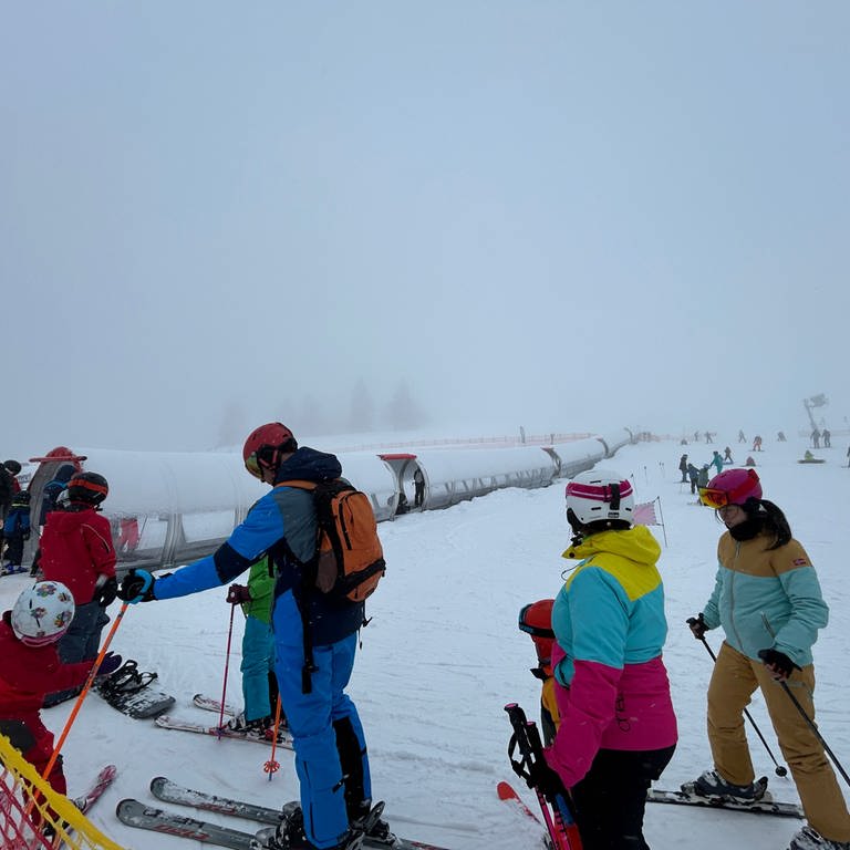 Das Liftangebot war zeitweise einegschränkt. Skifahrerinnen- und fahrer am Feldberg (Foto: SWR)