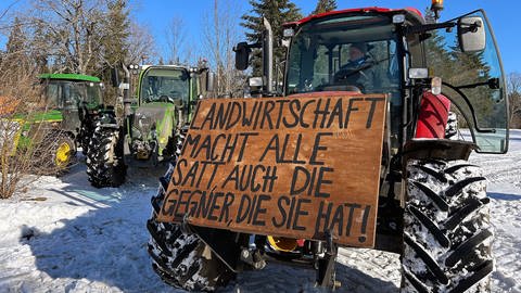 Traktor mit Schild im Schnee (Foto: SWR, Petra Jehle)
