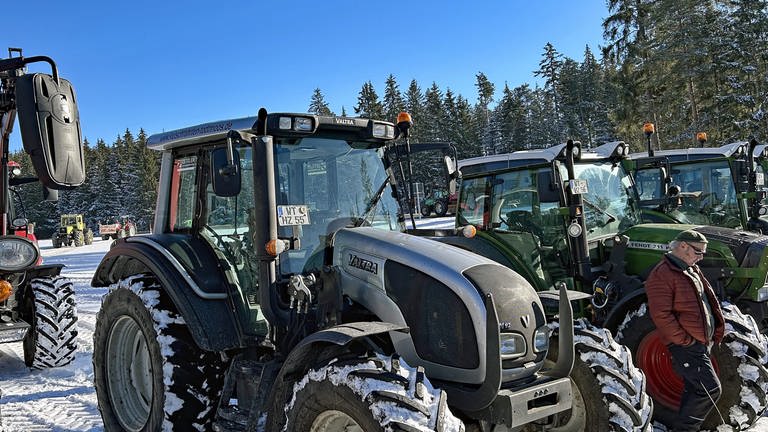 Hunderte Landwirtinnen und Landwirte kämpfen sich mit ihren Maschinen am Donnerstag den Schwarzwald hoch. (Foto: SWR, Petra Jehle)