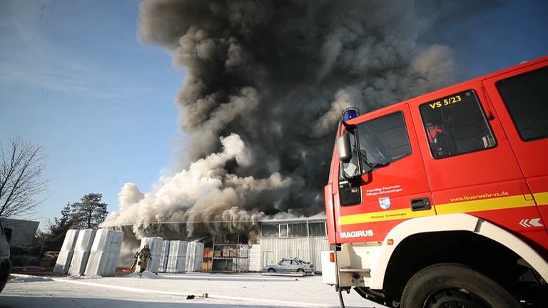 Eine Lagerhalle eines Baustoffunternehmens in Villingen-Schwenningen (Schwarzwald-Baar-Kreis) ist am Freitagmorgen in Brand geraten.