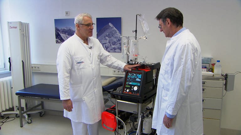 Herzchirurg Georg Trummer (links) und Herzspezialist Friedhelm Beyersdorf (rechts) mit der neuen Herz-Lungen-Maschine der Uniklinik Freiburg "Carl".