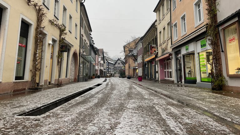 Eisbedeckte Straße in Emmendingen