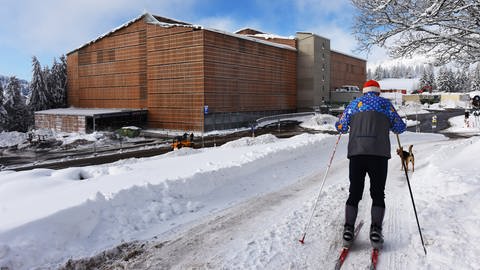 Freie Bahn vor dem Parkhaus am Feldberg - ein wohl eher seltener Anblick, besonders an winterlichen Wochenenden. (Foto: picture-alliance / Reportdienste, Patrick Seeger)