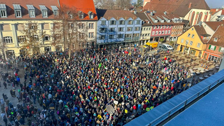 In Offenburg haben viele Menschen am Samstag gegen Rechtsextremismus demonstriert.