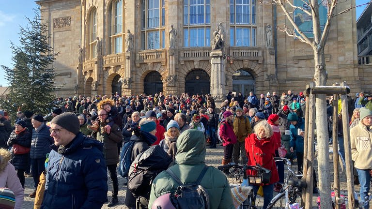 Demo gegen Rechtsextremismus in Freiburg auf dem Platz der Alten Synagoge und vor dem Stadttheater. (Foto: SWR, Sebastian Bargon)