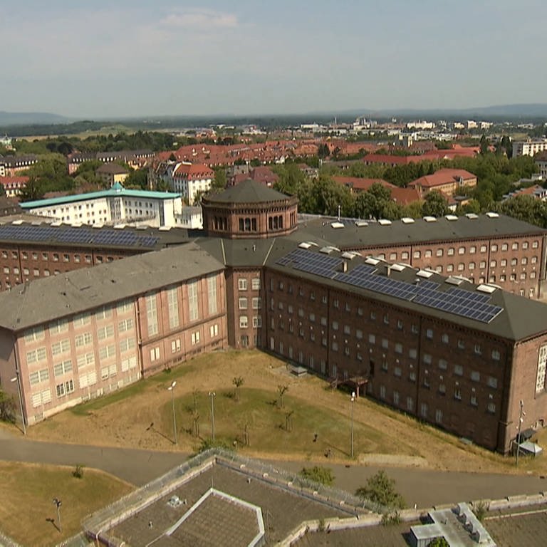 Die Justizvollzugsanstalt Freiburg ist von oben zu sehen. (Foto: SWR, Enrico Mock, Acher TV)