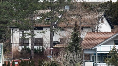 Außenaufnahme der Doppelhaushälfte, in der sich ein 62-jähriger Bewohner verschanzt hat.  (Foto: dpa Bildfunk, picture alliance/dpa | Silas Stein)
