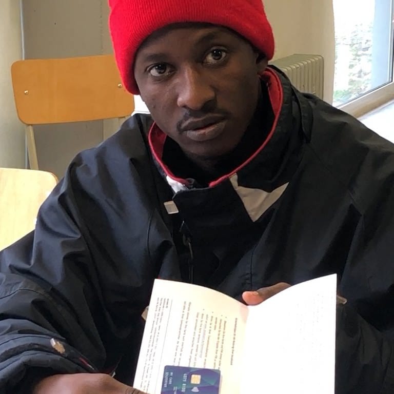 Mohammed Kamara hat im Migrationsamt des Ortenaukreises eine der ersten SocialCards bekommen.