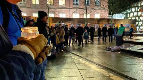 Am Donnerstagabend wurde die letzte der Kerze des Chanukka-Festes angezündet - öffentlich auf dem Platz der Alten Synagoge in Freiburg. (Foto: SWR, Jasmin Bergmann)
