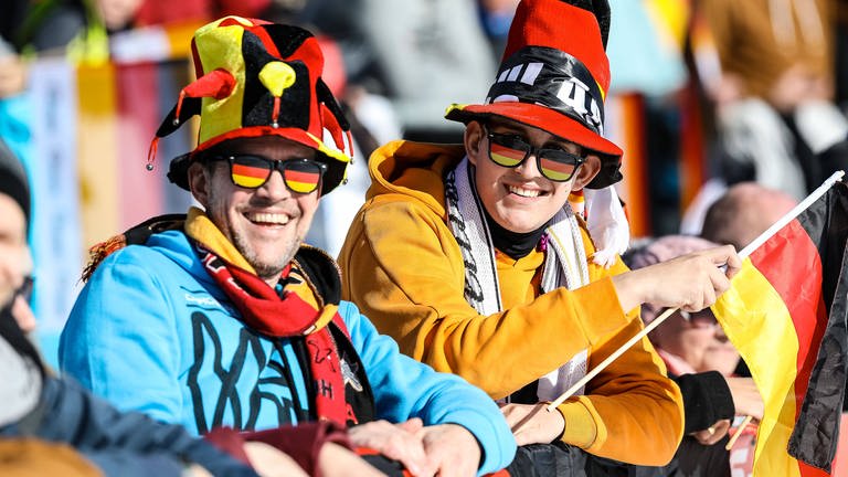 Fans im Skistadion Schonach (Foto: IMAGO, Fans im Skistadion Schonach)