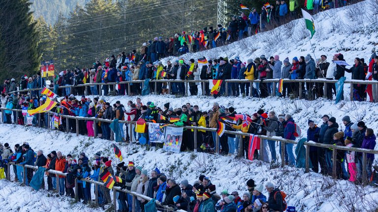 Fans an der Langenwaldschanze Schonach (Foto: IMAGO, Fans an der Langenwaldschanze Schonach)