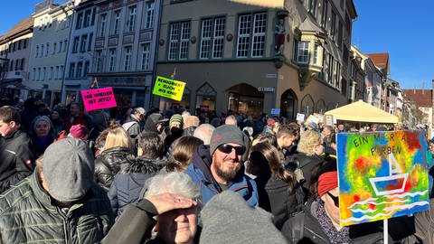 Menschen demonstrieren in der Villinger Altstadt gegen Rechtsextremismus (Foto: SWR)