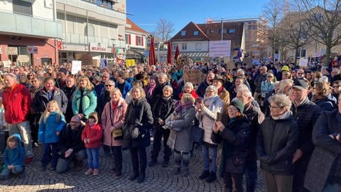 Etwa tausend Menschen kamen am Sonntagmittag auf den Lammplatz in Bad Krozingen, um gegen Rechtextremismus und Faschismus zu demonstrieren. (Foto: SWR, Andreas Waetzel)