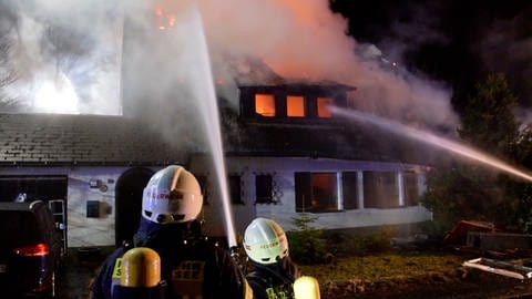 Die Feuerwehr löscht den Wohnhaus-Brand in Schluchsee