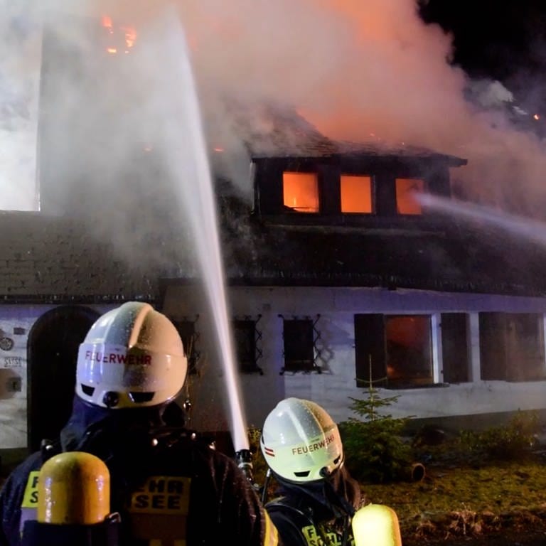 Die Feuerwehr löscht den Wohnhaus-Brand in Schluchsee (Foto: Kamera24)