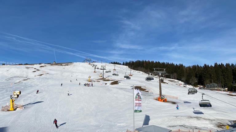 Blick auf Wintersportler auf der Piste am Seebuck-Gipfel auf dem Feldberg. (Foto: SWR)