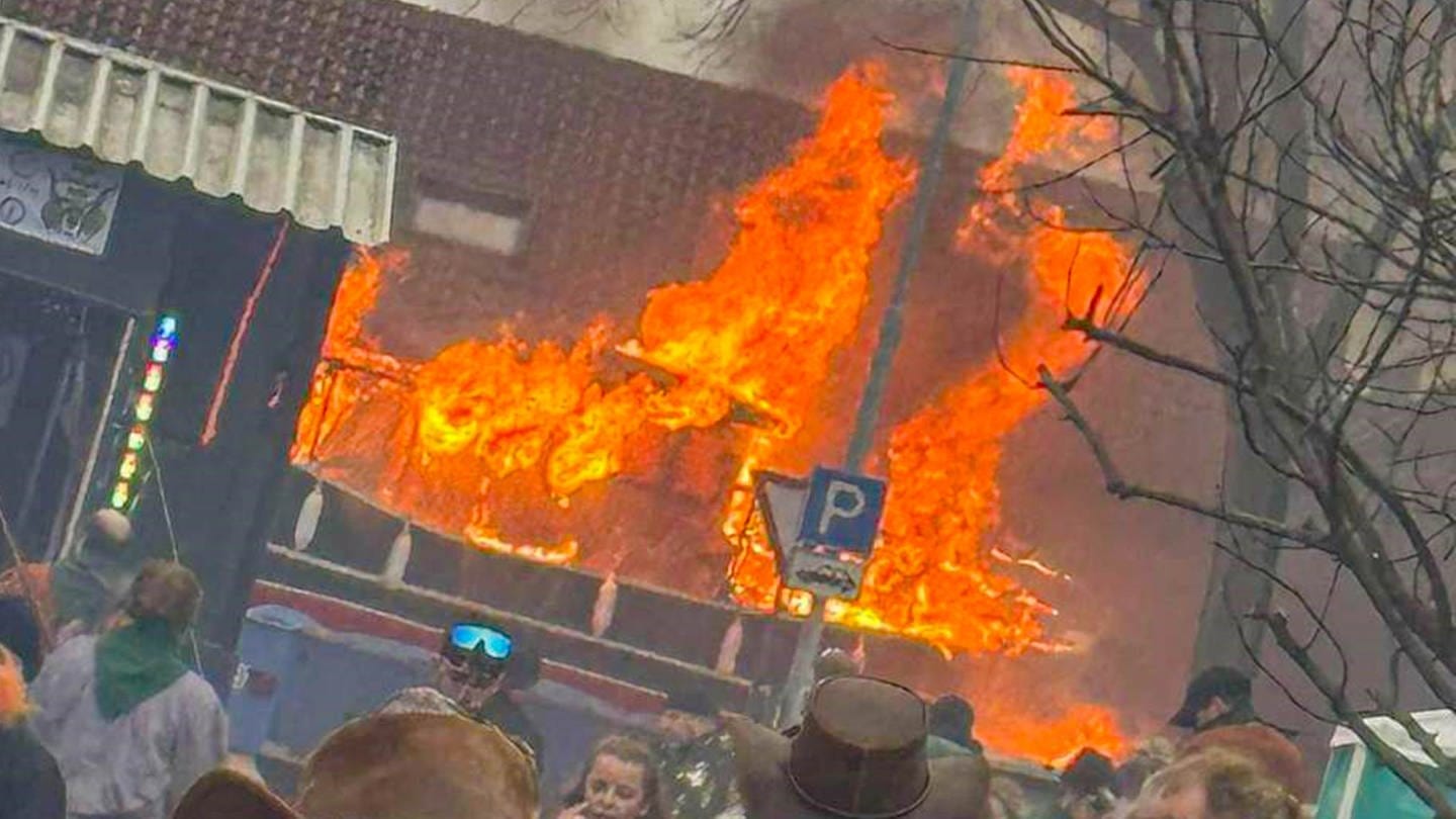 Ein Faschingswagen ist während eines Umzugs in Kehl in Brand geraten. (Foto: Marco Dürr / EinsatzReport24)