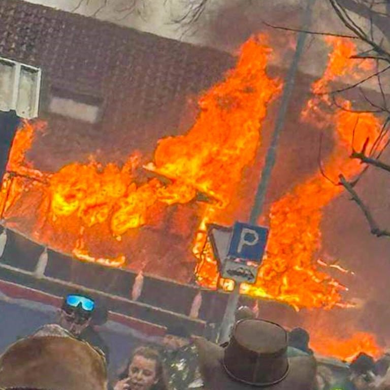 Ein Faschingswagen ist während eines Umzugs in Kehl in Brand geraten. (Foto: Marco Dürr / EinsatzReport24)