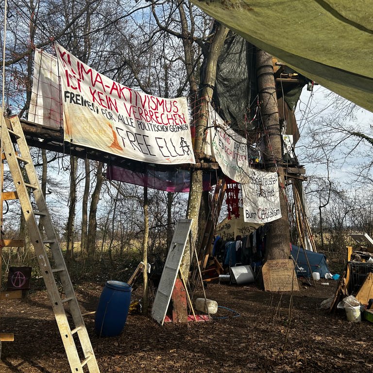 Im Langmattenwäldchen, dass zum Dietenbachwald gehört, haben Aktivisten mit einer Mahnwache begonnen. 