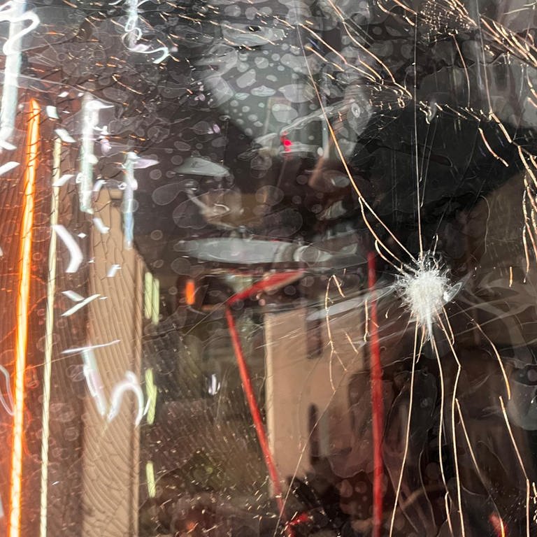 An einer der zerstörten Fensterscheiben wurde Steinmehl gefunden. (Foto: Polizeiinspektion Offenburg)