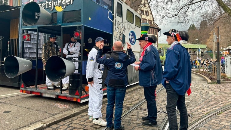 TÜV-Süd macht vor Fastnachtsumzug letzte Sicherheitschecks in Freiburg (Foto: SWR, Leon Löffler)