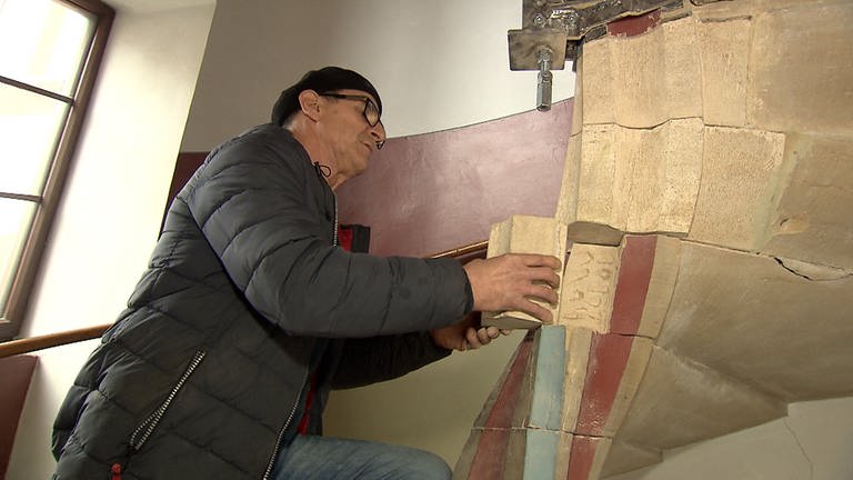 Mann restauriert historische Wendeltreppe (Foto: SWR)