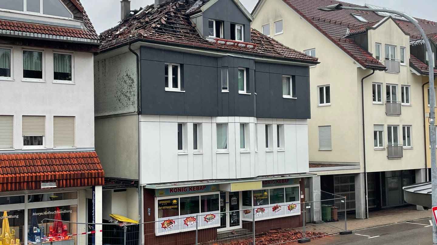 Der Sachschaden nach dem Brand in dem Mehrfamilienhaus in Furtwangen (Schwarzwald-Baar-Kreis) wird auf rund 100.00 Euro geschätzt. (Foto: SWR, Christoph Regli)