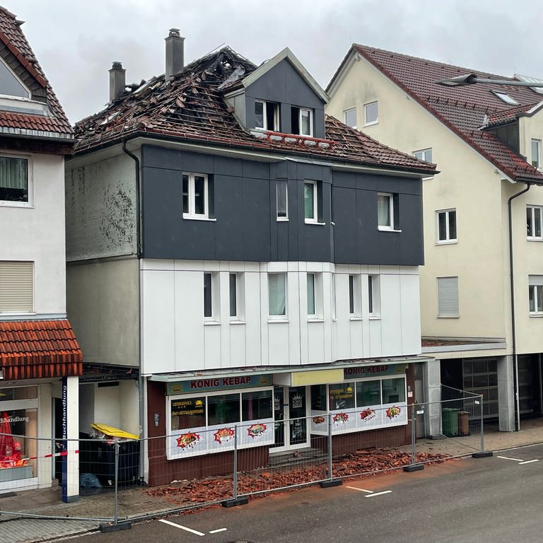 Der Sachschaden nach dem Brand in dem Mehrfamilienhaus in Furtwangen (Schwarzwald-Baar-Kreis) wird auf rund 100.00 Euro geschätzt.   (Foto: SWR, Christoph Regli)