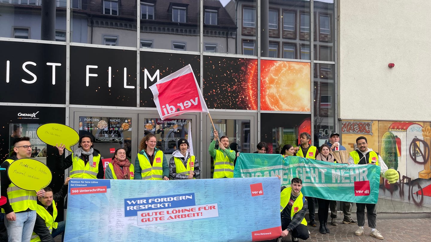Mit einem Warnstreik vor dem CinemaxX in Freiburg wollen die Kino-Beschäftigten ein Einstiegsgehalt von 14 Euro erreichen. (Foto: SWR, Owusu Künzel)