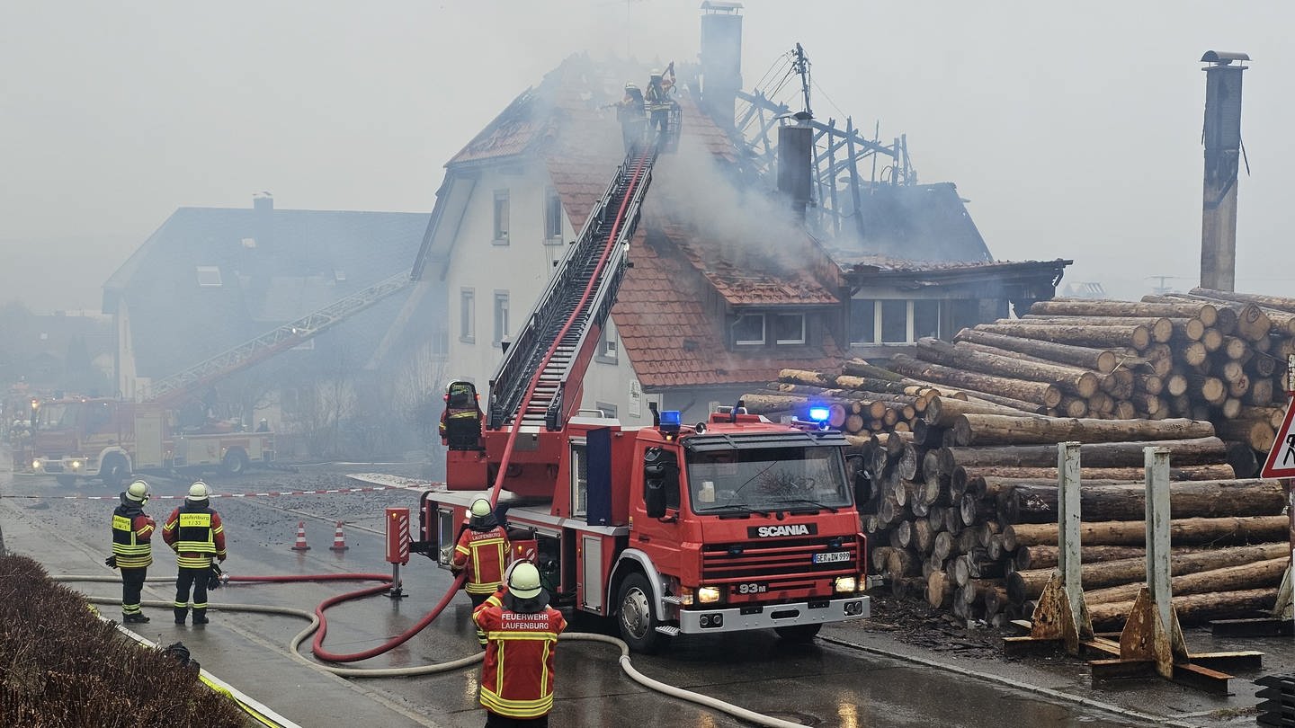 Die Flammen griffen vom Sägewerk auch auf das Wohnhaus der Eigentümerfamilie über. (Foto: SWR, Kevin Stachorowski)