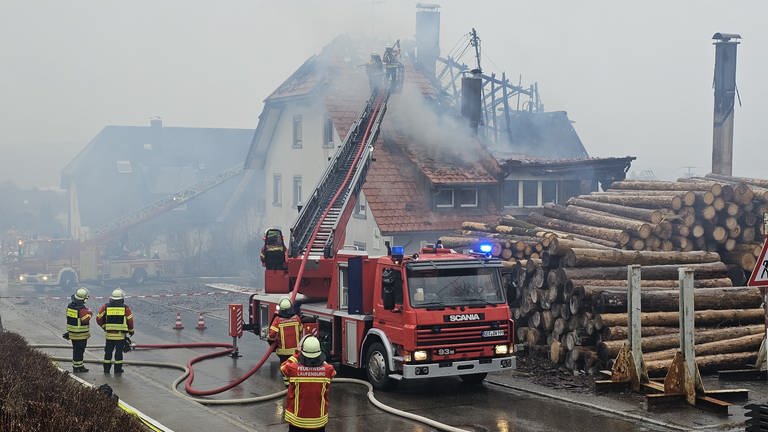 Die Flammen griffen vom Sägewerk auch auf das Wohnhaus der Eigentümerfamilie über.  (Foto: SWR, Kevin Stachorowski)