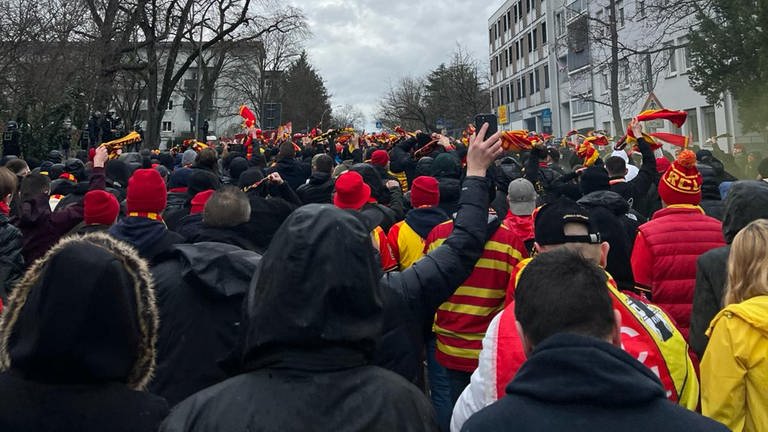 Hunderte Fans von Lens ziehen zum Europa-Park-Stadion. (Foto: privat)