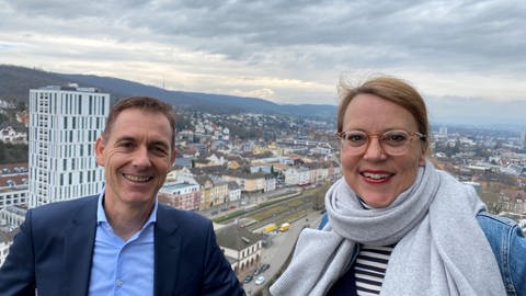 Lörrachs OB Jörg Lutz und Bürgermeisterin Monika Neuhöfer-Avdic haben einen Arbeitsplatz mit Aussicht. (Foto: SWR, Matthias Zeller)