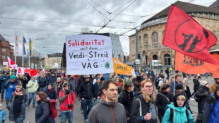 Die Gewerkschaft ver.di und die Aktivistinnen und Aktivisten von Fridays for Future protestieren am Freitag gemeinsam in Freiburg.