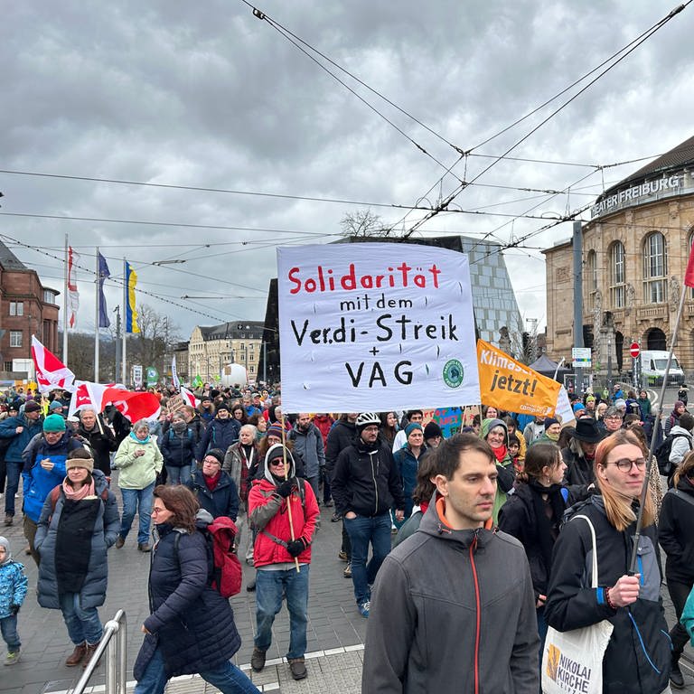 Die Gewerkschaft ver.di und die Aktivistinnen und Aktivisten von Fridays for Future protestieren am Freitag gemeinsam in Freiburg.