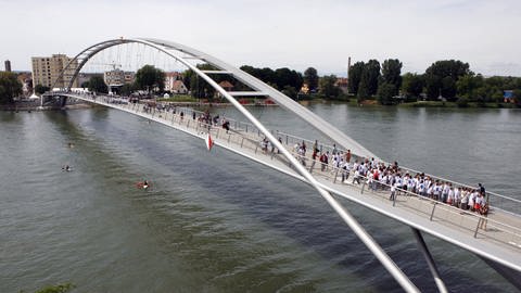Menschen überqueren zu Fuß die Dreiländerbrücke in Weil am Rhein. (Foto: picture-alliance / Reportdienste, Rolf Haid)