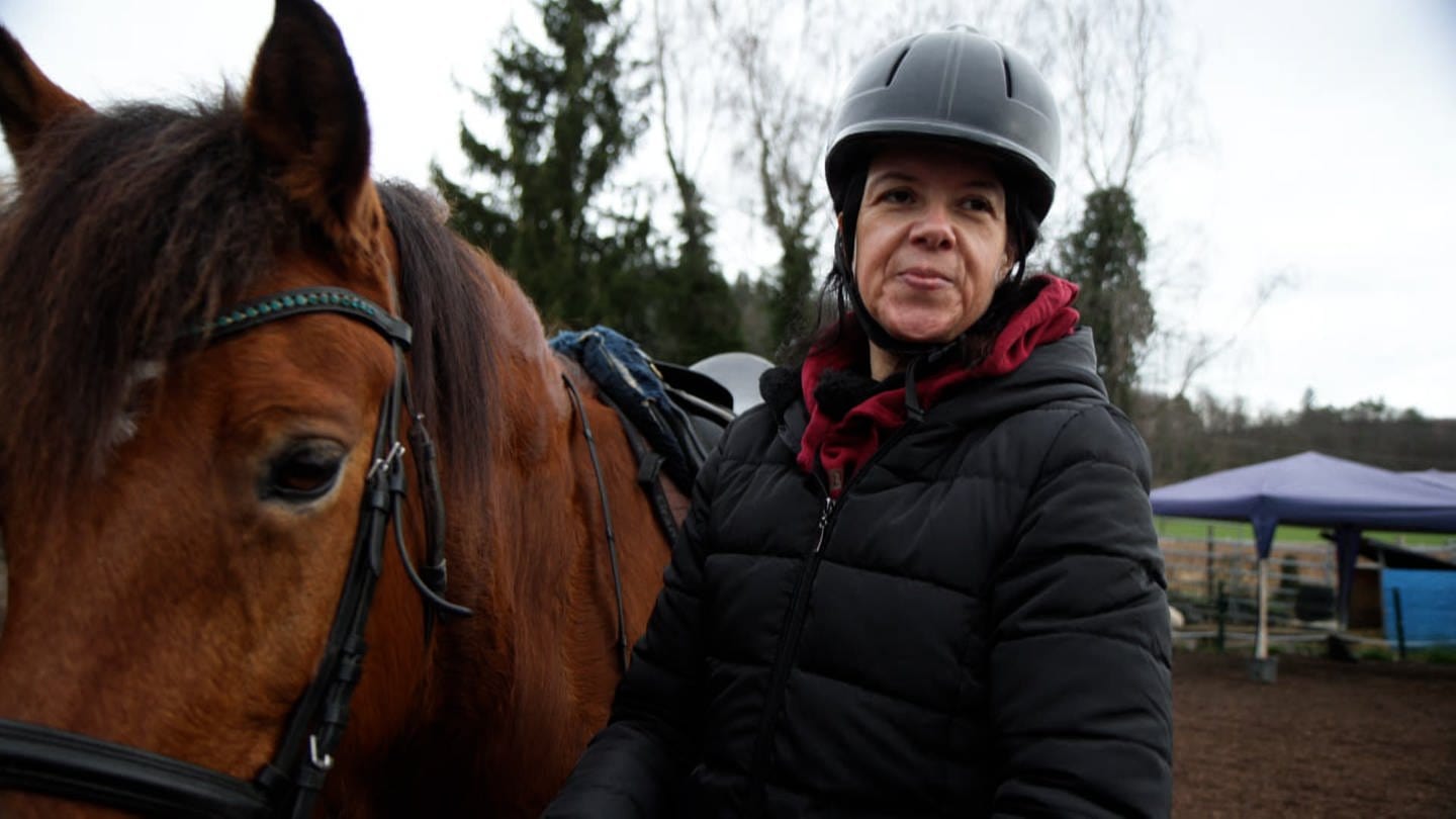 Nicole Eschbach reitet auf einem Ponyhof in Rheinfelden die braune Stute Eva. (Foto: SWR)