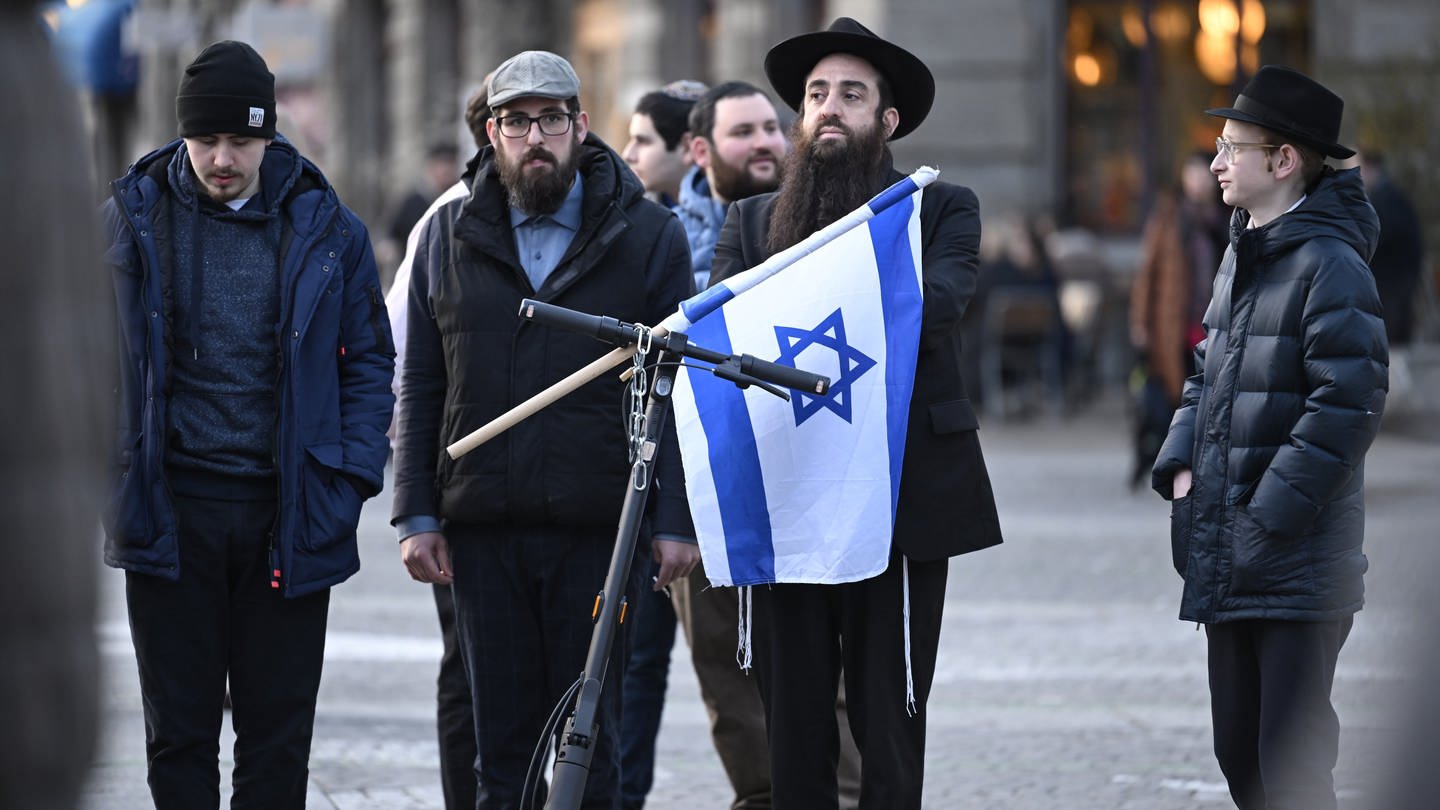 Mahnwache nach Messerangriff auf orthodoxen Juden in Zürich (Foto: dpa Bildfunk, Walter Bieri)
