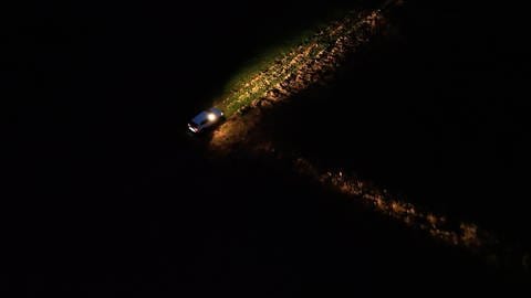 Auto fährt mit zwei Scheinwerfern durch die Nacht (Foto: SWR)