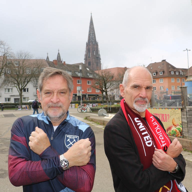 John Ratomski und Martin Godleman aus London sind West Ham United-Fans und waren beim Spiel in Freiburg dabei. (Foto: SWR)