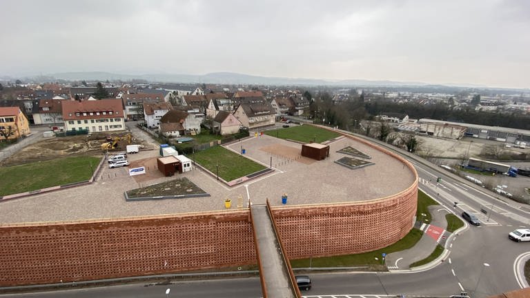 Am Ortseingang von Neuenburg nicht zu übersehen: das rote "Parkhaus am Rheintor". Die Fassade ist aus rotem Stampfbeton. (Foto: SWR, Robert Wolf)