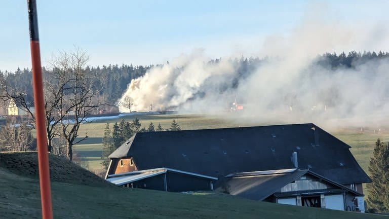 Die Rauchwolke war am Samstagmorgen über dem Thurner zu sehen. (Foto: timeout Stiftung gGmbH)
