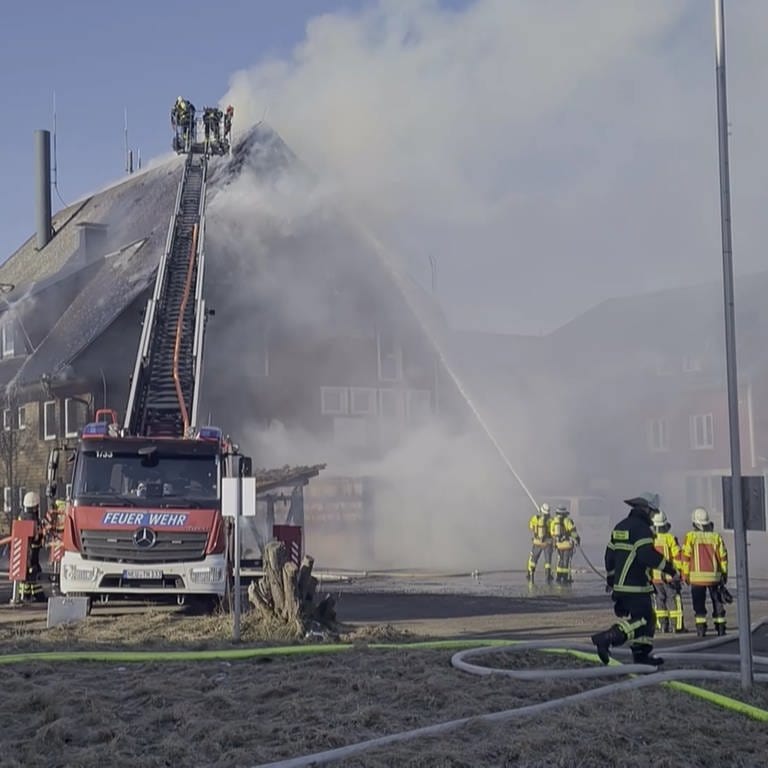 Nach dem Großbrand in einer Unterkunft für Jugendliche in St. Märgen im Kreis Breisgau-Hochschwarzwald am Samstag gibt es keine konkreten Anhaltspunkte für Brandstiftung. (Foto: EinsatzReport24)