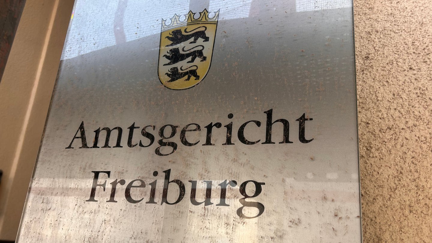 Schild vom Amtsgericht in Freiburg (Foto: SWR)