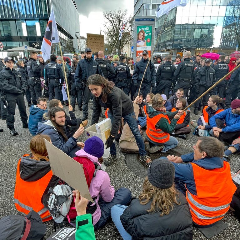 Aktivistinnen und Aktivisten der "Letzten Generation" bei einer Demonstration in Freiburg
