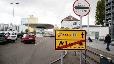 Ortsschild vor der deutschen Grenze zwischen der Schweiz und Deutschland. Links parken Autos mit schweizer Kennzeichen. (Foto: IMAGO, IMAGO  / Manuel Geisser)