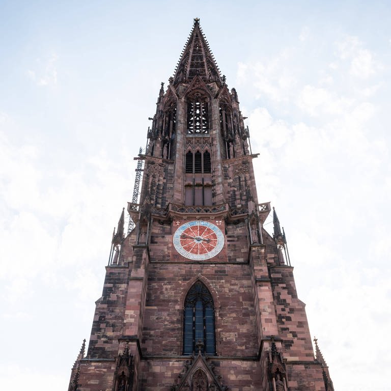 Der Freiburger Münsterturm ragt in den Himmel.